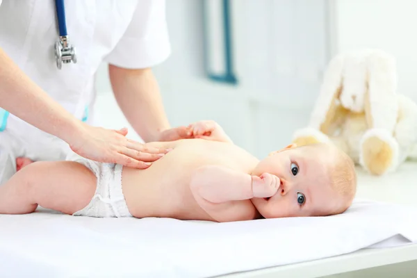 Médico pediatra examina barriga do bebê — Fotografia de Stock