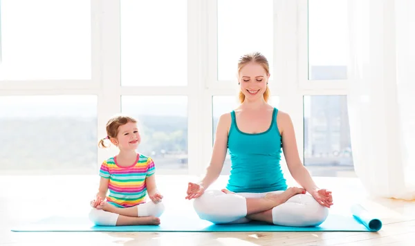 Família mãe e filha criança estão envolvidos em meditação e y — Fotografia de Stock