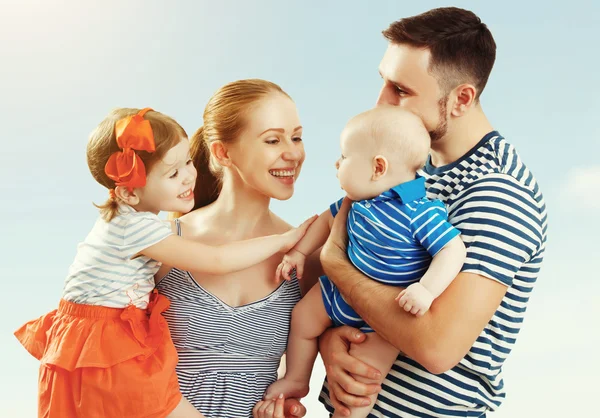 Счастливая семья - отец, мать и двое детей, маленький сын и дочь — стоковое фото