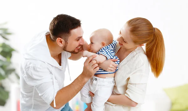 Feliz familia madre, padre e hijo, bebé en casa —  Fotos de Stock