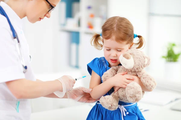 Lekarz posiada wtrysku szczepień dziecka — Zdjęcie stockowe