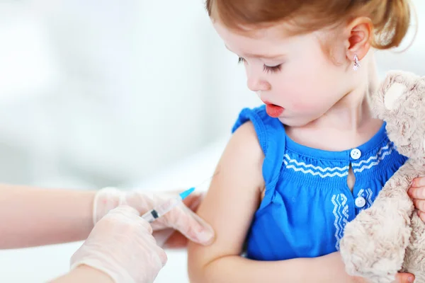 Dokter houdt een injectie vaccinatie kind — Stockfoto