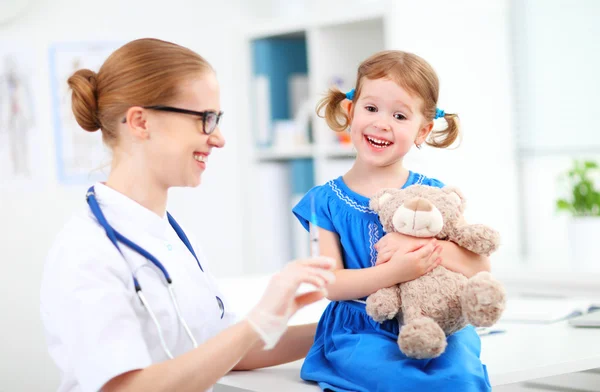 Doctor holds an injection vaccination child — Stock Photo, Image