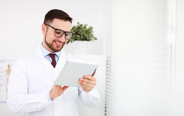 Arzt mit Tablet-Computer — Stockfoto