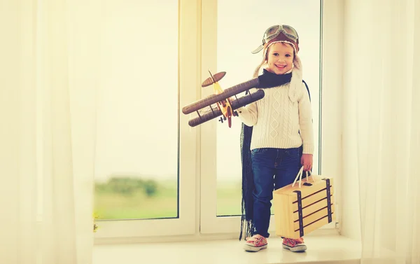 Concept of dreams and travels.  pilot aviator child with a toy a — Stock Photo, Image