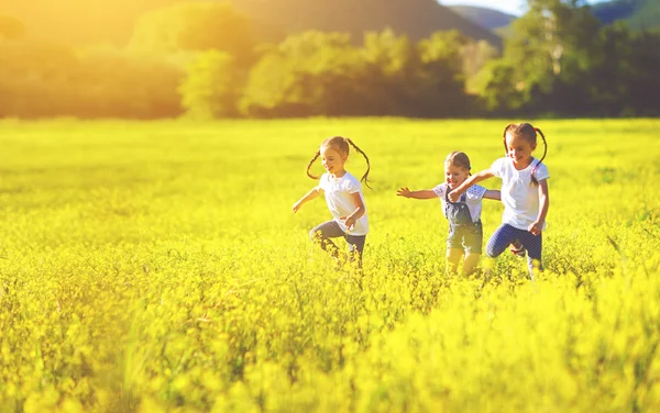 Счастливые дети друзья сестры бегать и играть на открытом воздухе — стоковое фото
