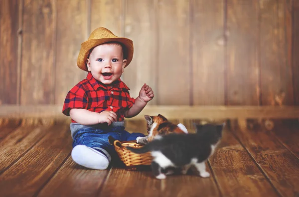 Heureux bébé garçon jouer avec chatons — Photo