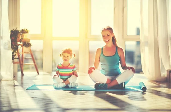 Rodinné matka a dítě dcera jsou zapojeny do meditace a y — Stock fotografie