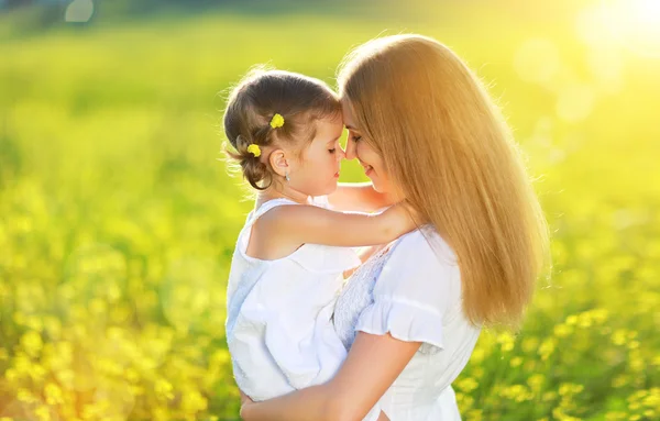 Gelukkige familie op de zomer. kleine meisje kind baby dochter knuffelen — Stockfoto