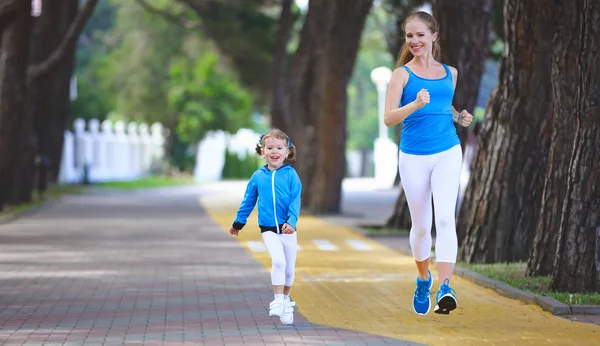 Sport familie moeder en kind dochter zijn betrokken bij het uitvoeren een — Stockfoto