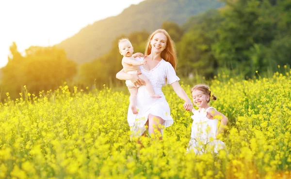 Счастливая семья, мать и дети маленькая дочь и ребенок runni — стоковое фото