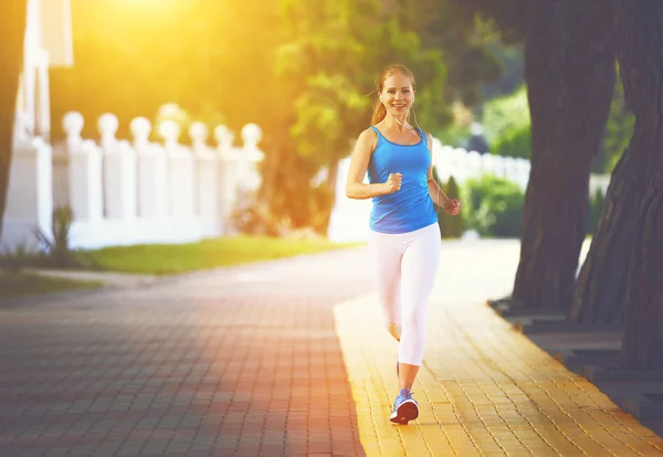 Gelukkig meisje loper in voor sport en fitness loopt in de zomer in pa — Stockfoto