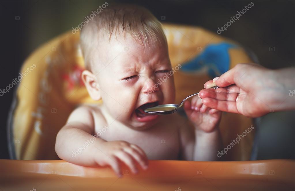 Дети кушают и плачут. Ребенок ест с аппетитом. Малыши которые плохо кушают. Отсутствие аппетита у ребенка. Малыш кушает с аппетитом.