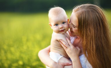 mutlu aile anne ve sarılma ve n yaz aylarında gülen bebek