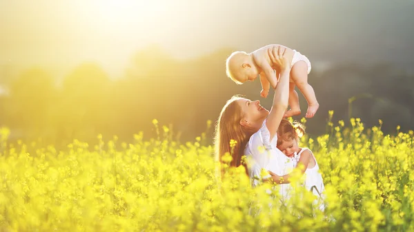 Familia feliz, madre e hijos pequeña hija y bebé en m — Foto de Stock