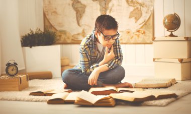 Eğitim, kitap okuma, hom sınavları için hazırlık çocuk genç