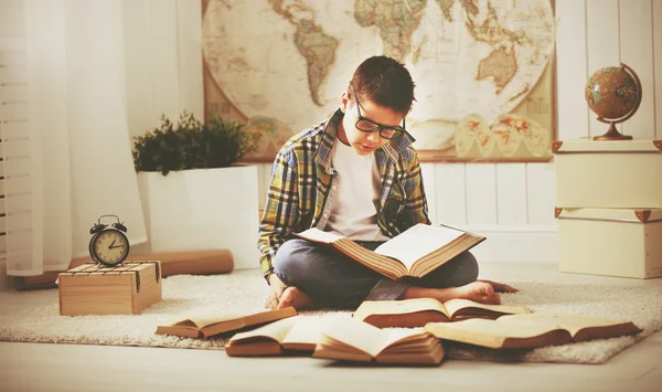 Tiener jongen studeren, lezen boeken, voorbereiden op examens op hom — Stockfoto