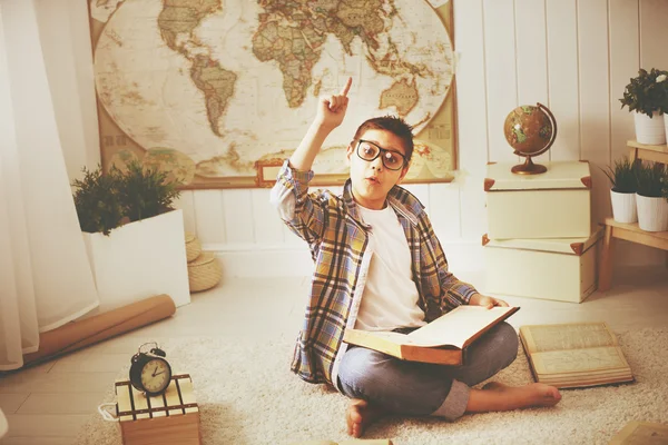 Niño adolescente estudiando, leyendo libros, preparándose para los exámenes en hom — Foto de Stock