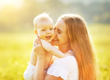 mutlu aile anne ve bebek sarılma ve öpücükte natur yaz