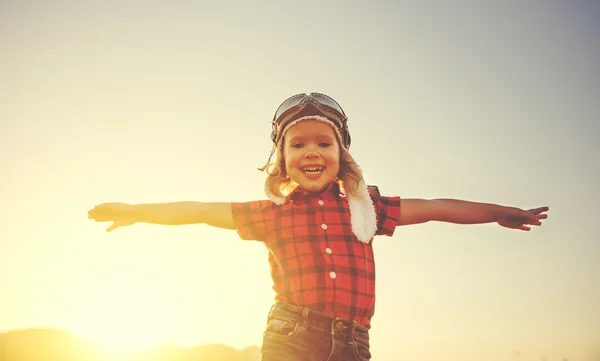 Happy child dreams of traveling and playing in aviator pilot ope — Stock Photo, Image