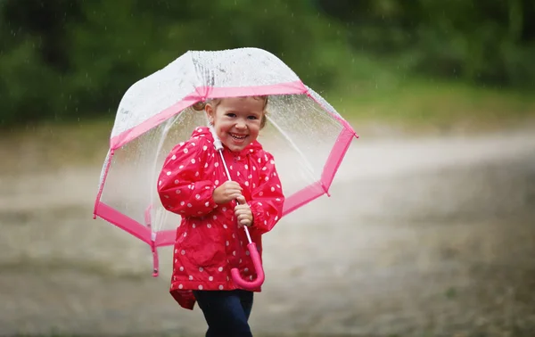 雨の中で傘を持って笑って幸せな子供女の子 — ストック写真