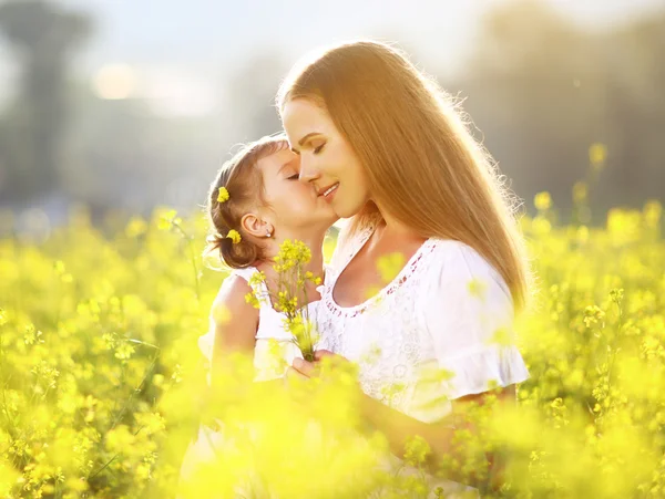 Glückliche Familie im Sommer. kleines Mädchen Kind Tochter Umarmung und k — Stockfoto