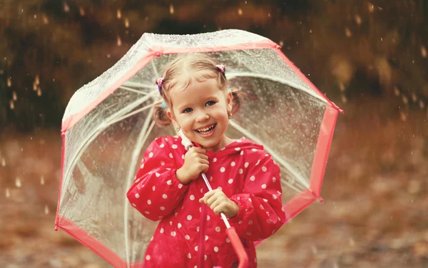 Šťastné dítě dívka smích s deštníkem v dešti — Stock fotografie