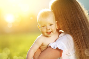 mutlu aile anne ve bebek yaz niteliğine sarılma