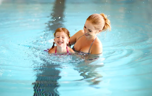 Madre enseñanza niño hija piscina — Foto de Stock