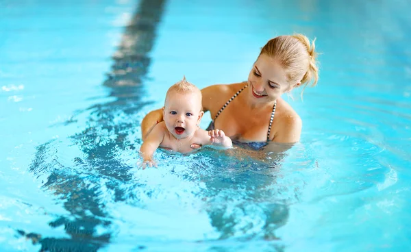 Mãe ensino bebê piscina — Fotografia de Stock