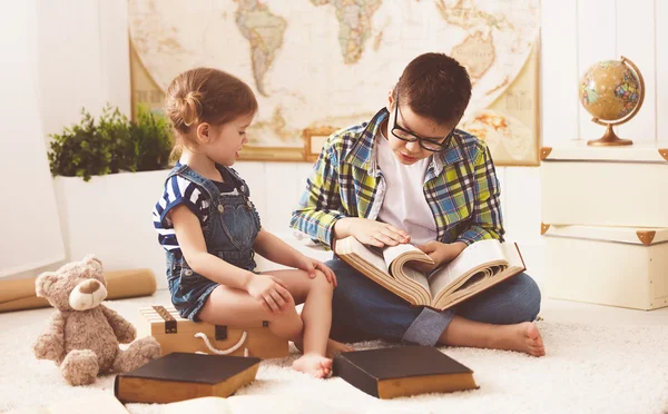 Діти брат і сестра, хлопчик і дівчинка читають книгу — стокове фото