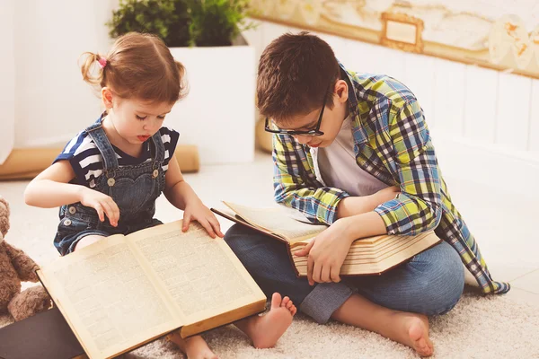 Enfants frère et soeur, garçon et fille lisant un livre — Photo