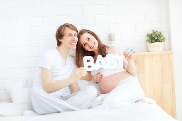 Felices futuros padres, papá y una madre embarazada en anticipación — Foto de Stock