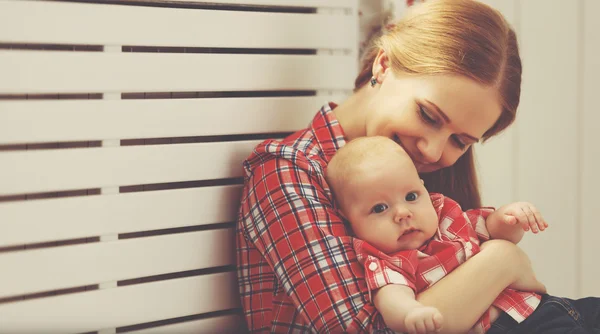 Boldog család anya és a baba, játék, otthon — Stock Fotó