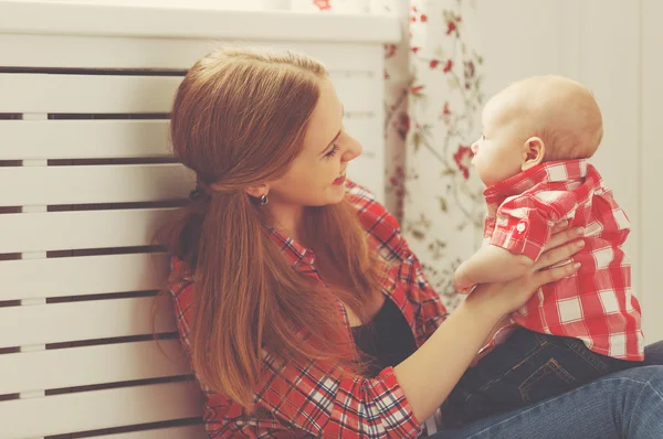 Gelukkige familie moeder en baby spelen thuis — Stockfoto