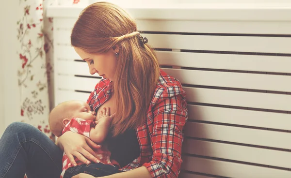 Moeder borst voeding baby — Stockfoto