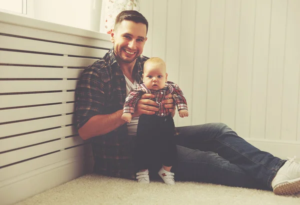Счастливый отец семьи и маленький сын, играющий дома — стоковое фото