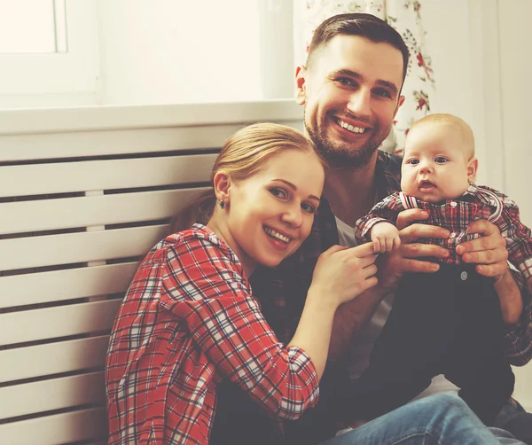 Heureux famille mère et père jouer avec un bébé — Photo