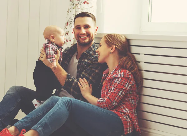 Família feliz mãe e pai brincando com um bebê — Fotografia de Stock