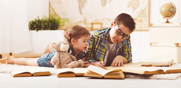 Enfants frère et soeur, garçon et fille lisant un livre — Photo