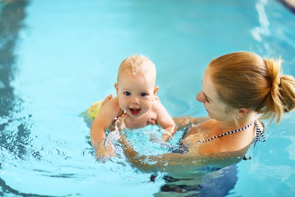 Madre insegnamento bambino piscina — Foto Stock