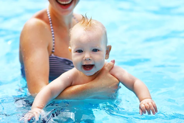 母亲教婴儿游泳池 — 图库照片