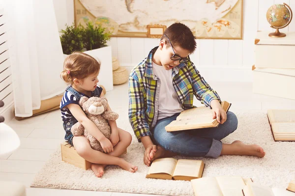 Crianças irmão e irmã, menino e menina lendo um livro — Fotografia de Stock