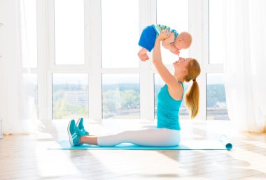 spor anne bebekle evde fitness ve yoga nişanlandı 