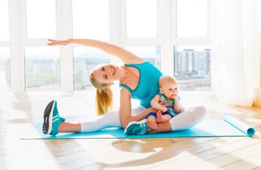 spor anne bebekle evde fitness ve yoga nişanlandı 