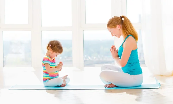 Mère de famille et fille enfant sont engagés dans la méditation et y — Photo