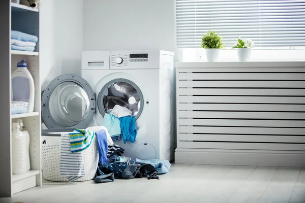 Laundry. A washing machine and a pile of dirty clothes — Stock Photo, Image