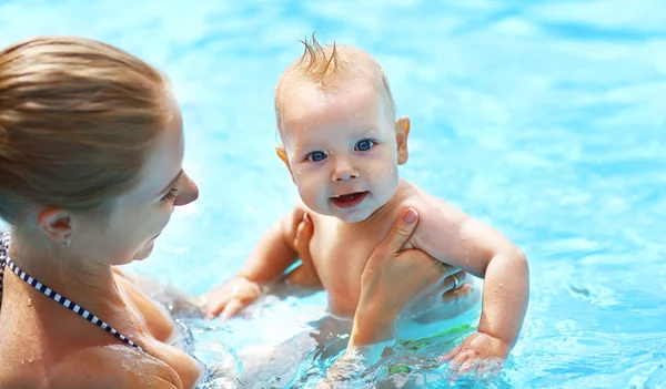 Madre enseñanza bebé piscina — Foto de Stock