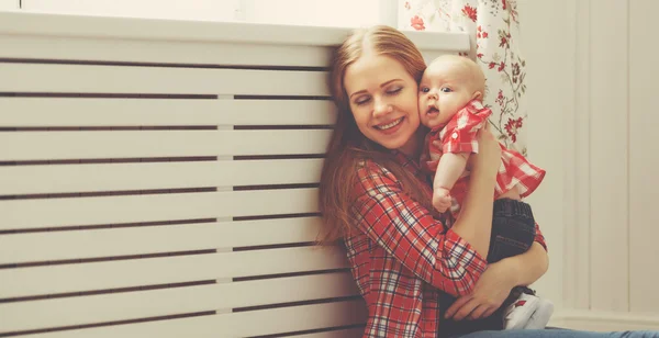 Família feliz mãe e bebê brincando em casa — Fotografia de Stock