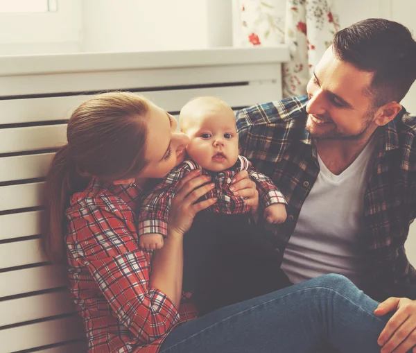 Família feliz mãe e pai brincando com um bebê — Fotografia de Stock